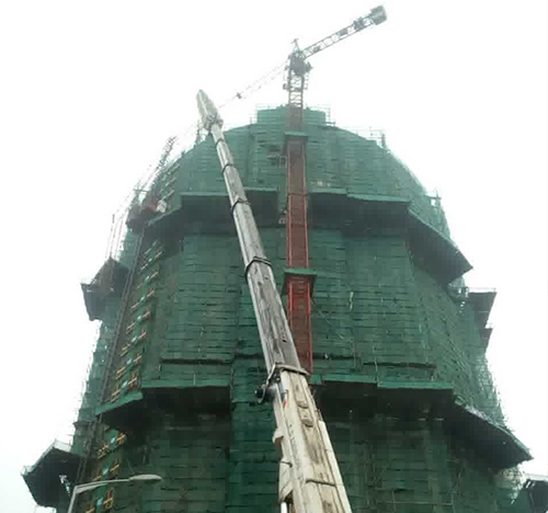 乌苏吊车在工地上作业